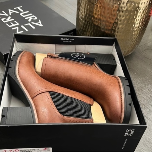 NATURALIZER Madalynn-Gore Lug Sole Booties - Picture 2 of 14